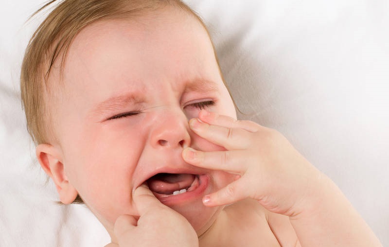 У ребенка болит горло и белый язык: что предпринять?