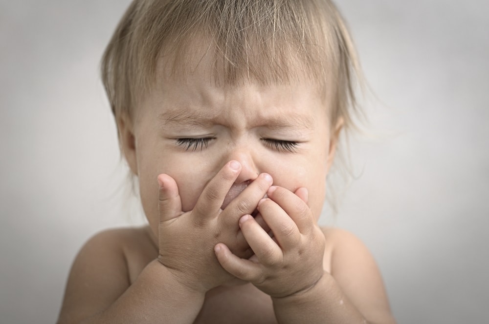 9 причин неприятного запаха изо рта у детей
